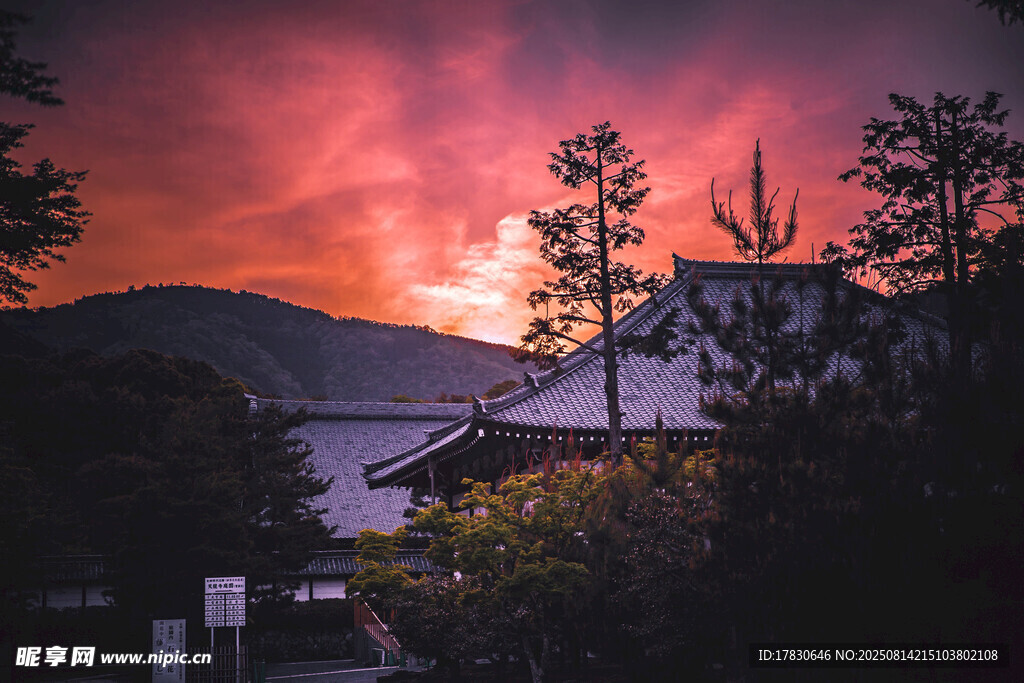 日落時分湖畔小屋美景