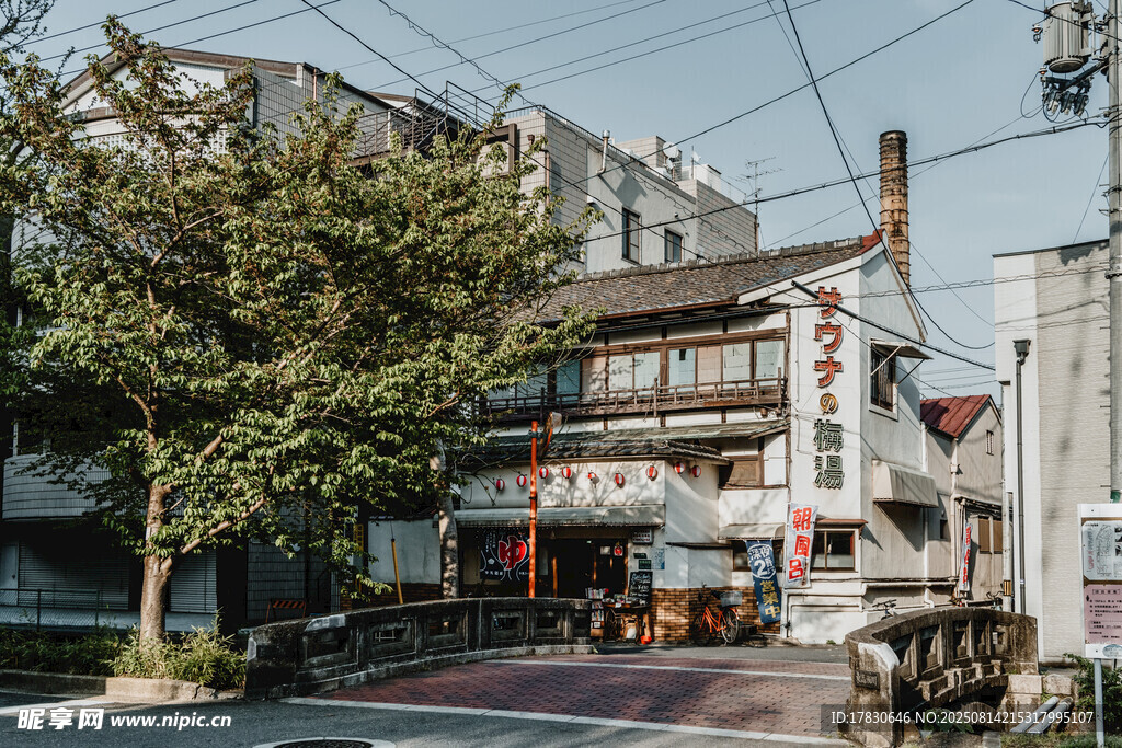 日式街道旁的傳統(tǒng)建筑