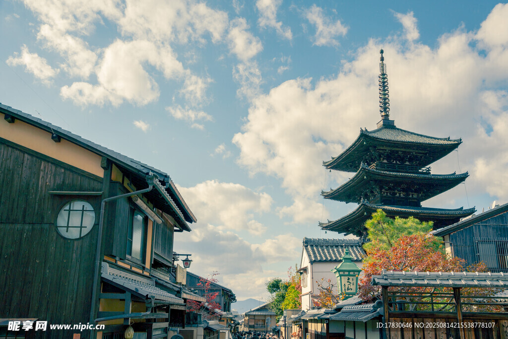 日本傳統(tǒng)街景中的古塔