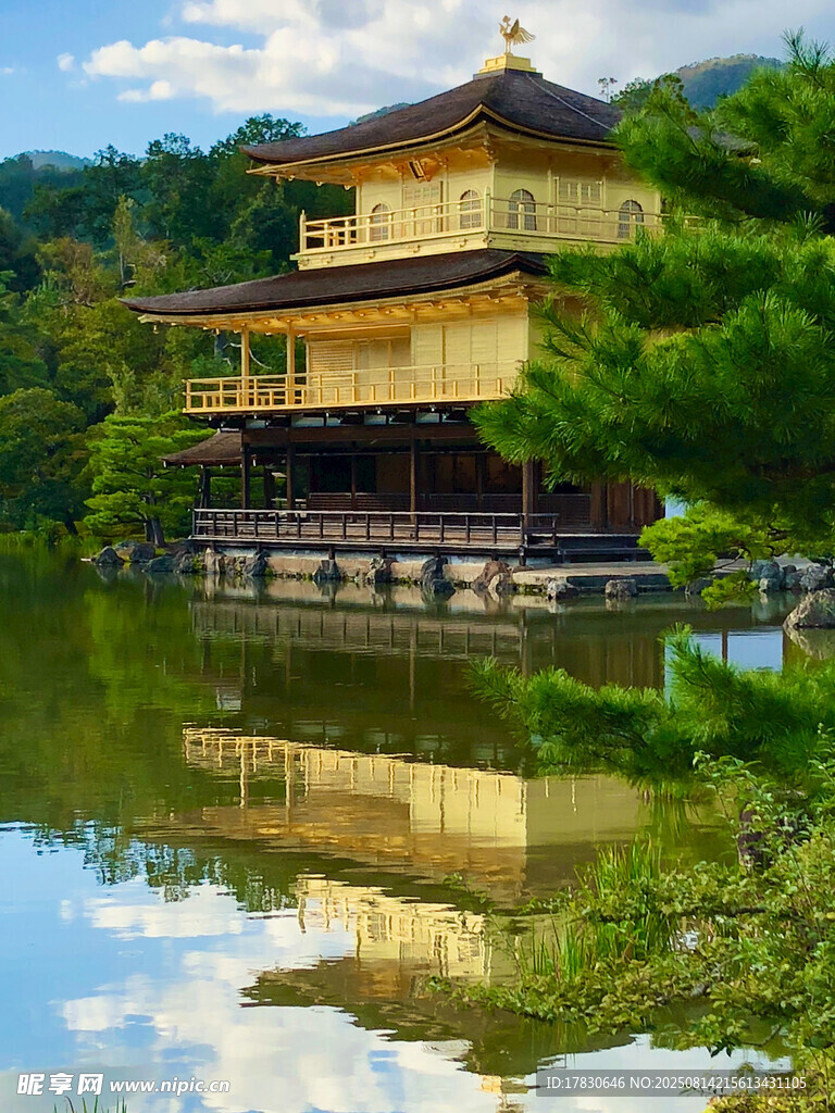 金閣寺倒映于碧水湖畔