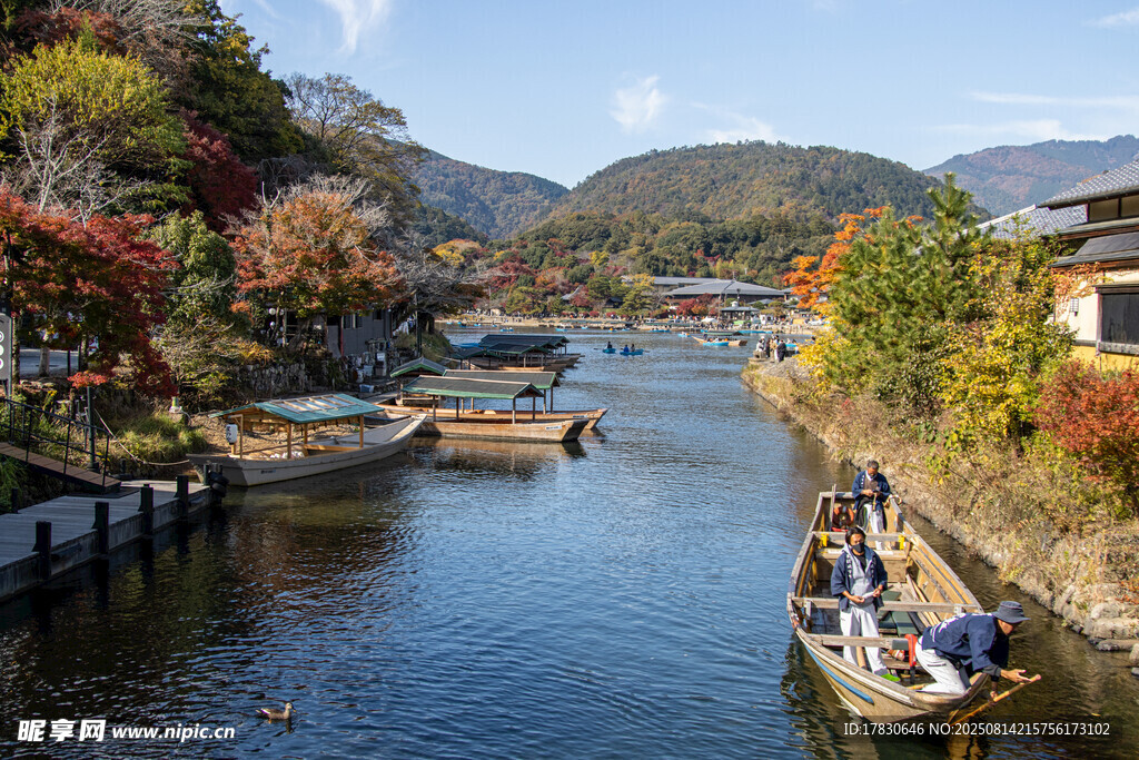 秋日河畔泛舟美景