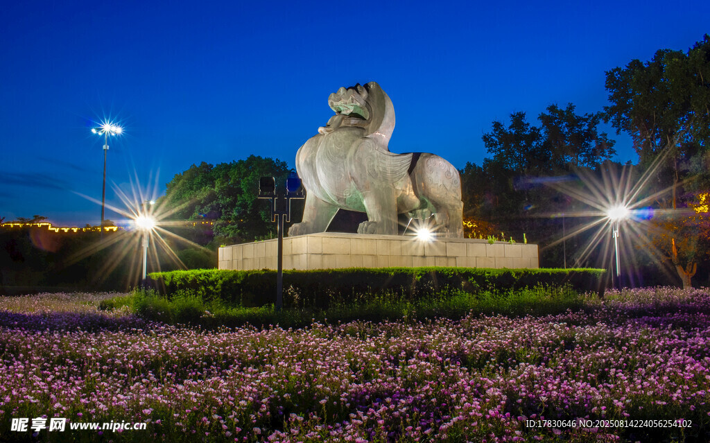 南京地標(biāo)中山門貔貅雕塑夜景