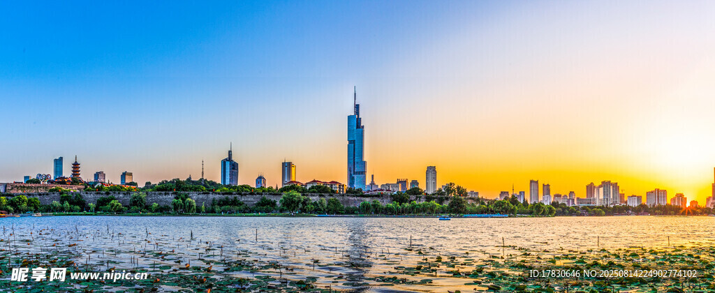 南京玄武湖畔夜景