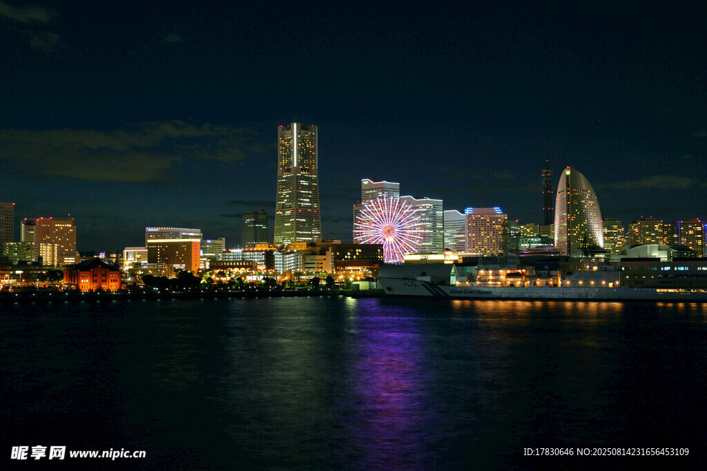 夜晚璀璨的城市濱水風光