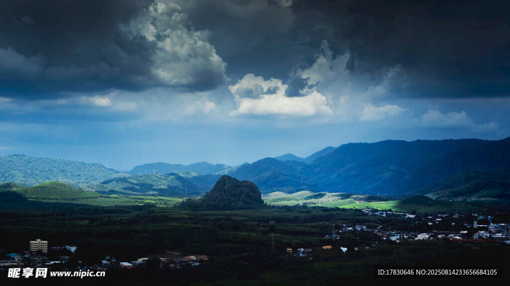 陰雨天的泰國(guó)熱帶地區(qū)