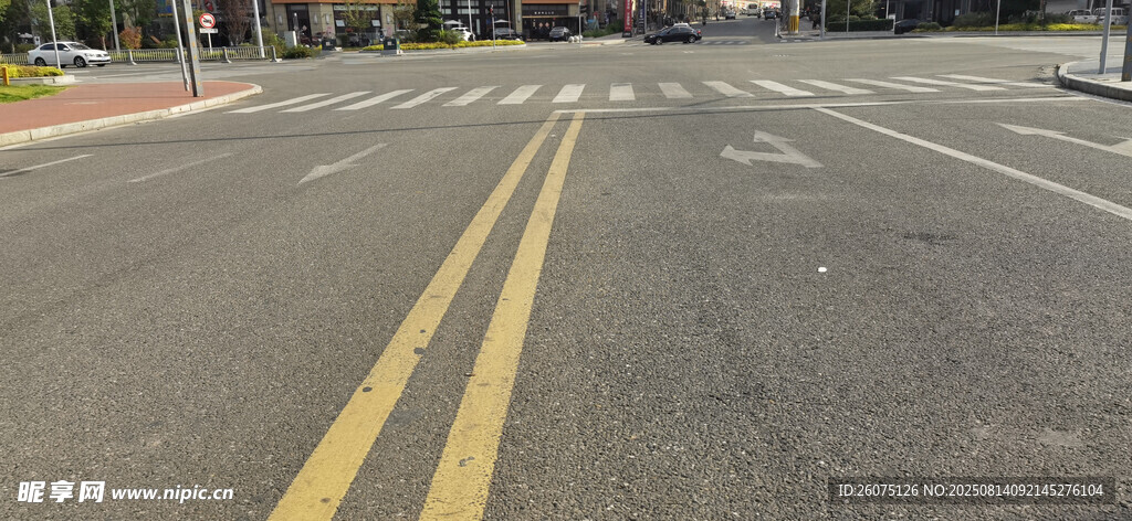 空曠的雙黃線公路
