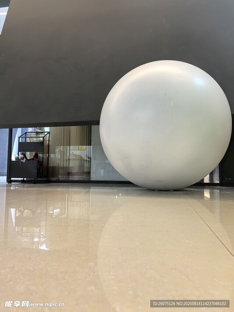 室內(nèi)巨大白色圓球燈具裝置