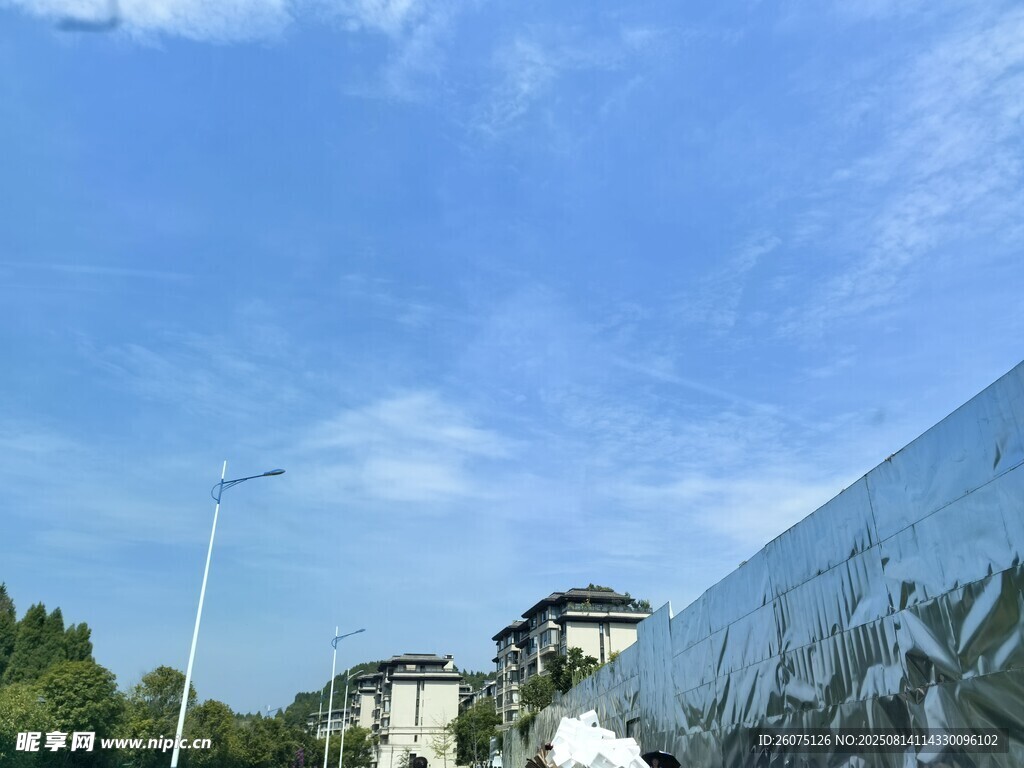藍天白云下的建筑風(fēng)景