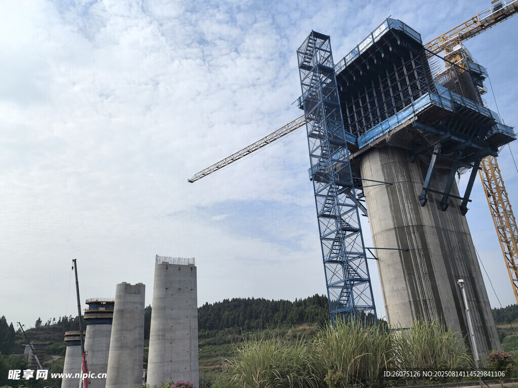 橋梁建設(shè)中的高大施工設(shè)備