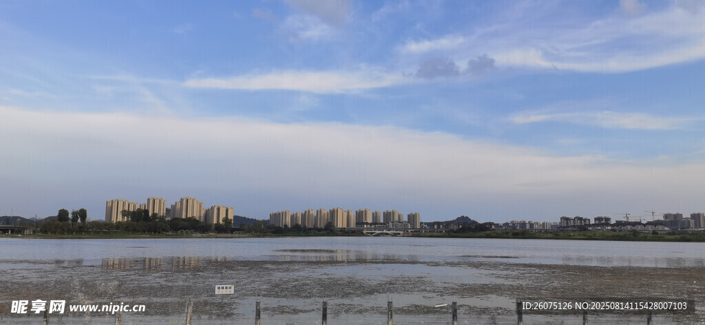 黃昏下的海濱城市風光遠眺