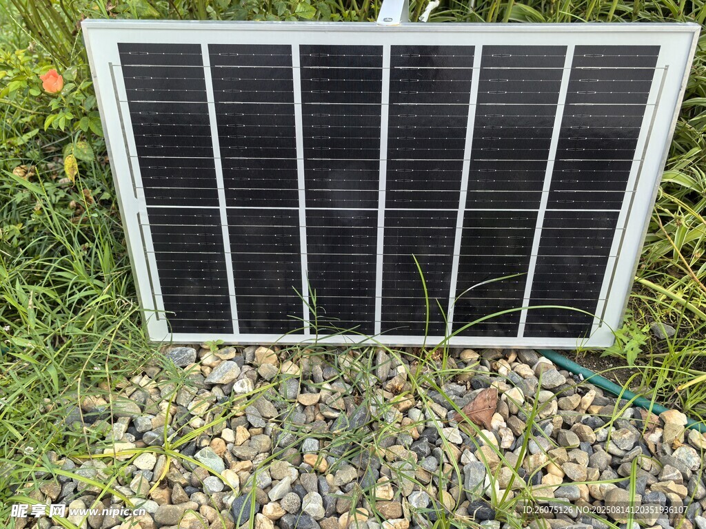 戶外太陽能板置于碎石草地
