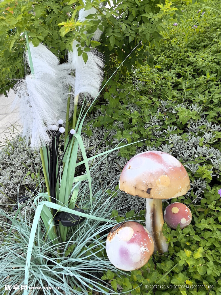 花園中的奇幻蘑菇擺件