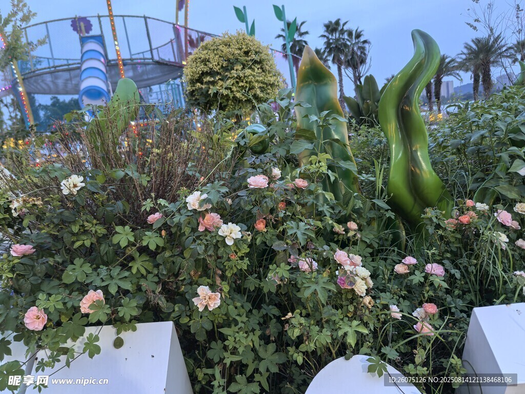 花園綠植景觀繁花點(diǎn)綴