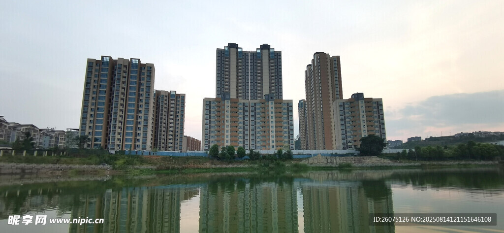 湖畔高樓林立的城市景觀