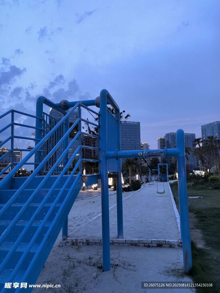 藍色戶外游樂設(shè)施場景