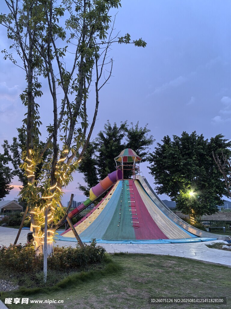 戶外彩色滑梯攀爬設(shè)施娛樂場(chǎng)景