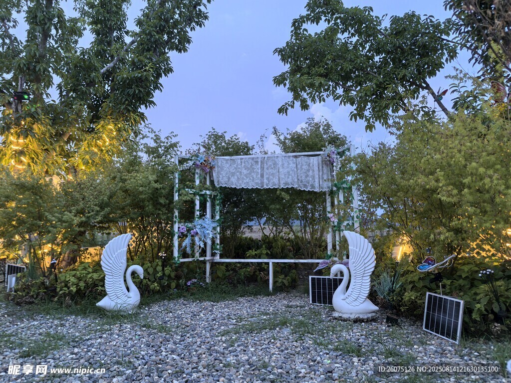 花園中的雕塑與綠植景觀