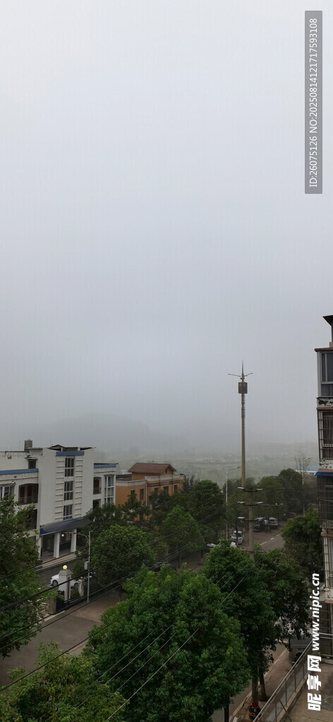 霧中城鎮(zhèn)景象