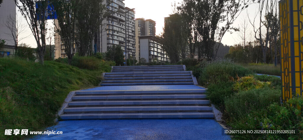 藍(lán)色步道通向城市景觀