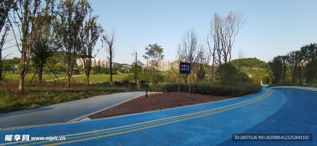 戶外藍(lán)色塑膠跑道風(fēng)景