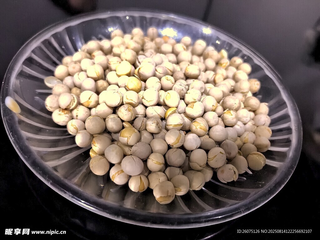 盤中的小顆粒豌豆