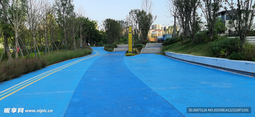 藍(lán)色景觀步道綠意環(huán)繞