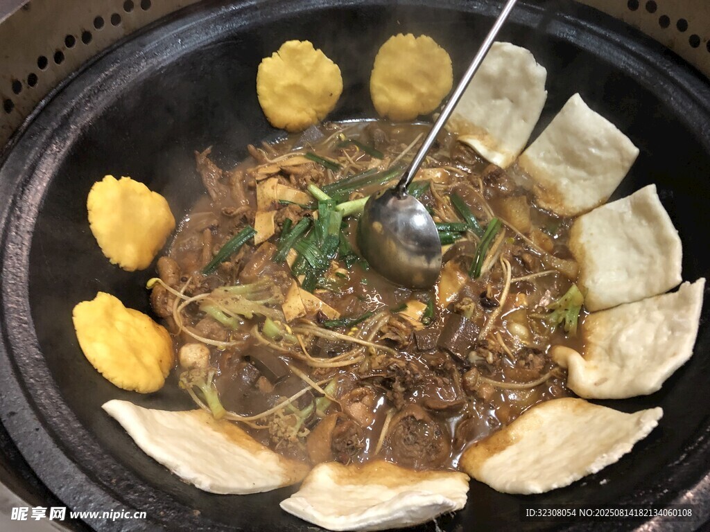 鐵鍋燉菜配貼餅子美食