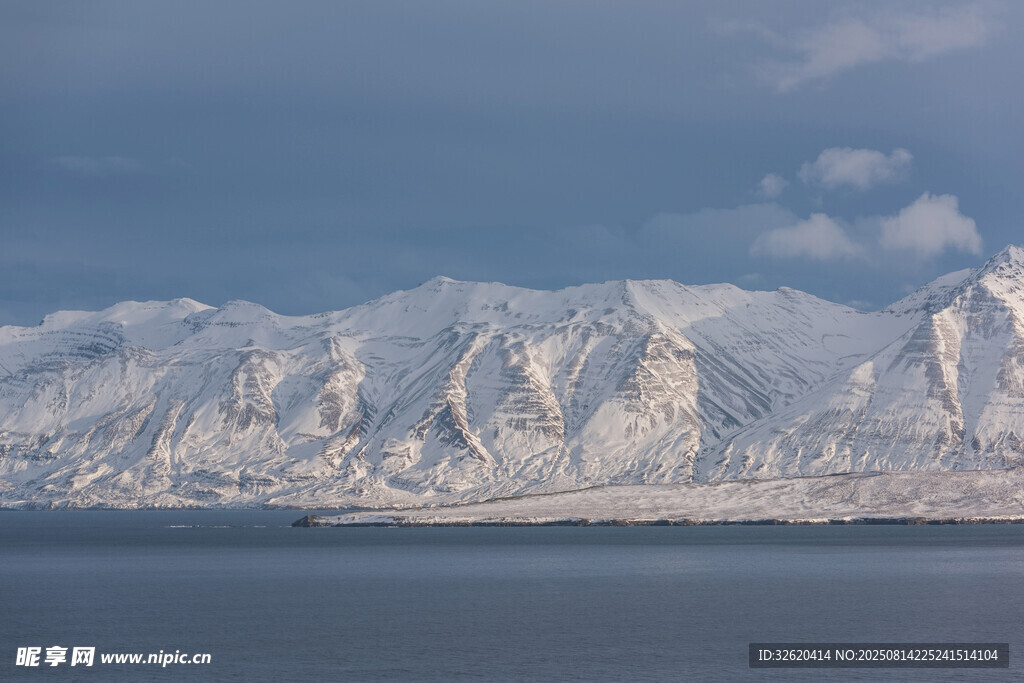 雪山映海壯麗風光