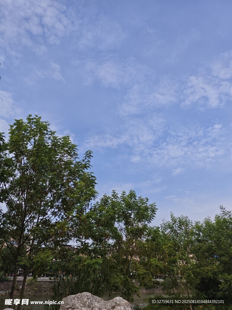 藍天綠樹風(fēng)景圖