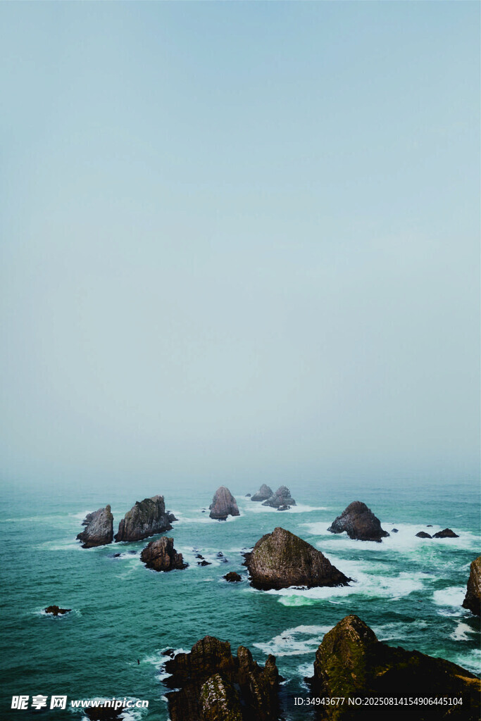 海邊嶙峋礁石景觀