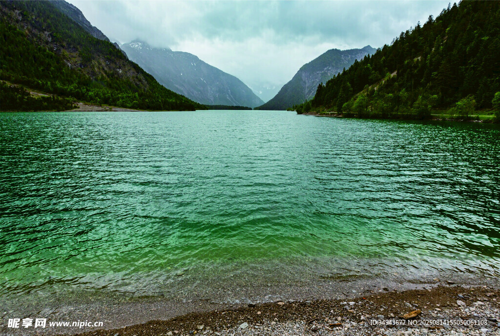 翠綠湖水與山間美景
