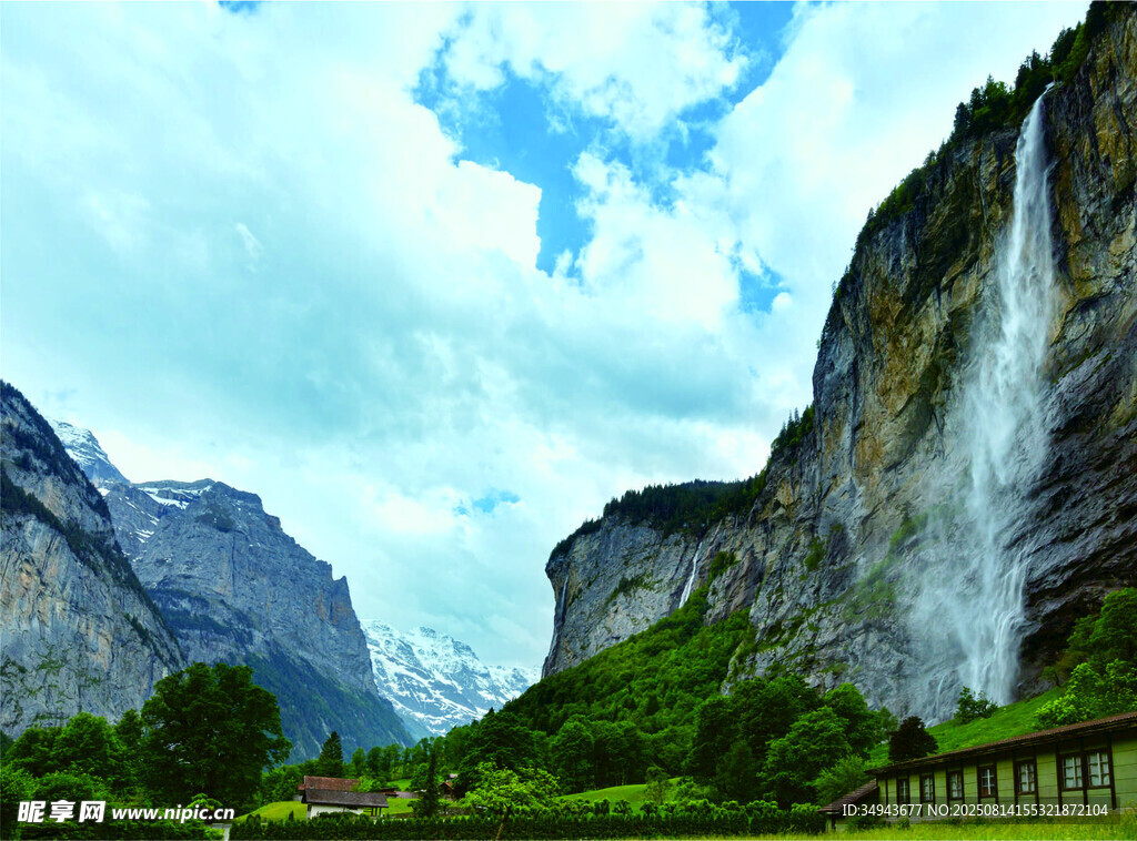 壯麗山間瀑布景觀