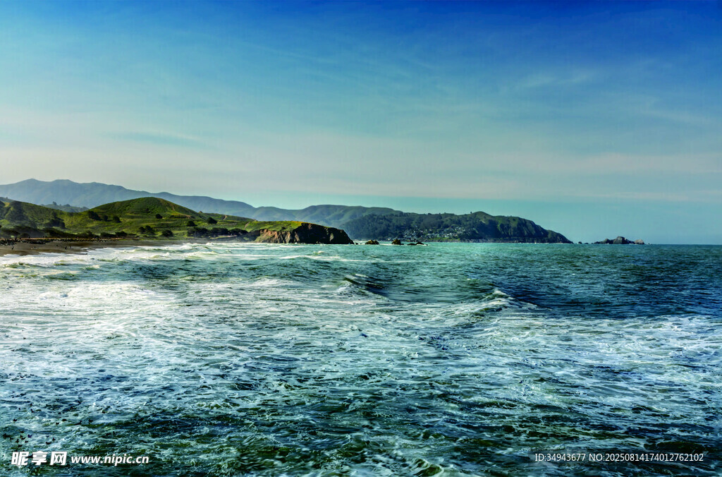 海浪拍岸的美麗海濱風光