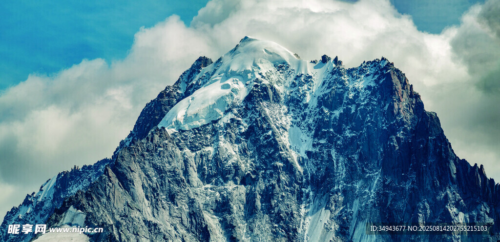 巍峨雪山壯麗景觀