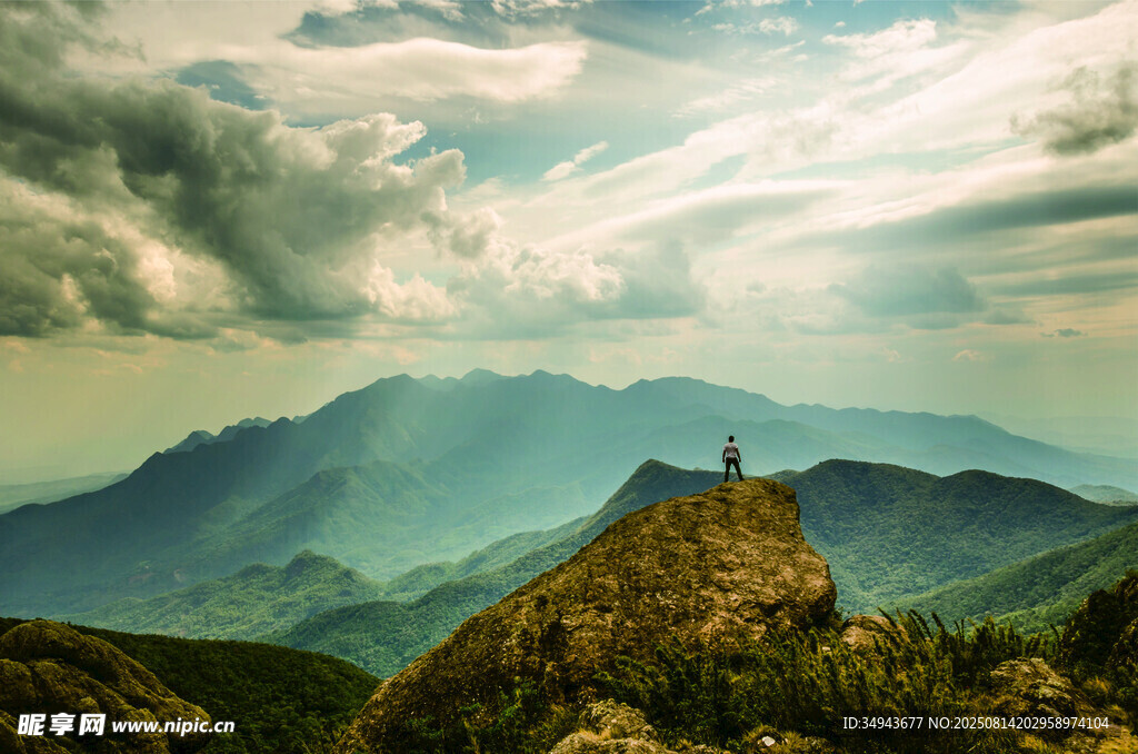 一人獨(dú)賞山間壯麗美景