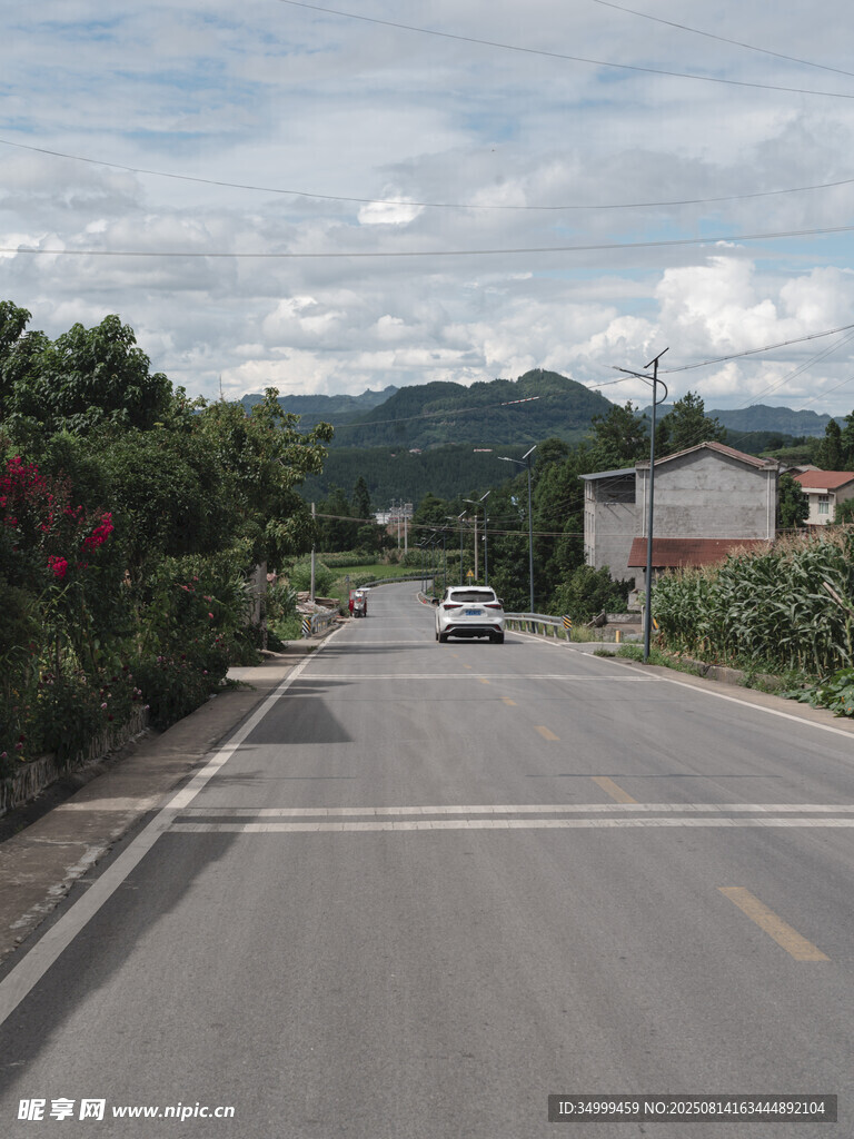 鄉(xiāng)村公路上行駛的白色車(chē)輛