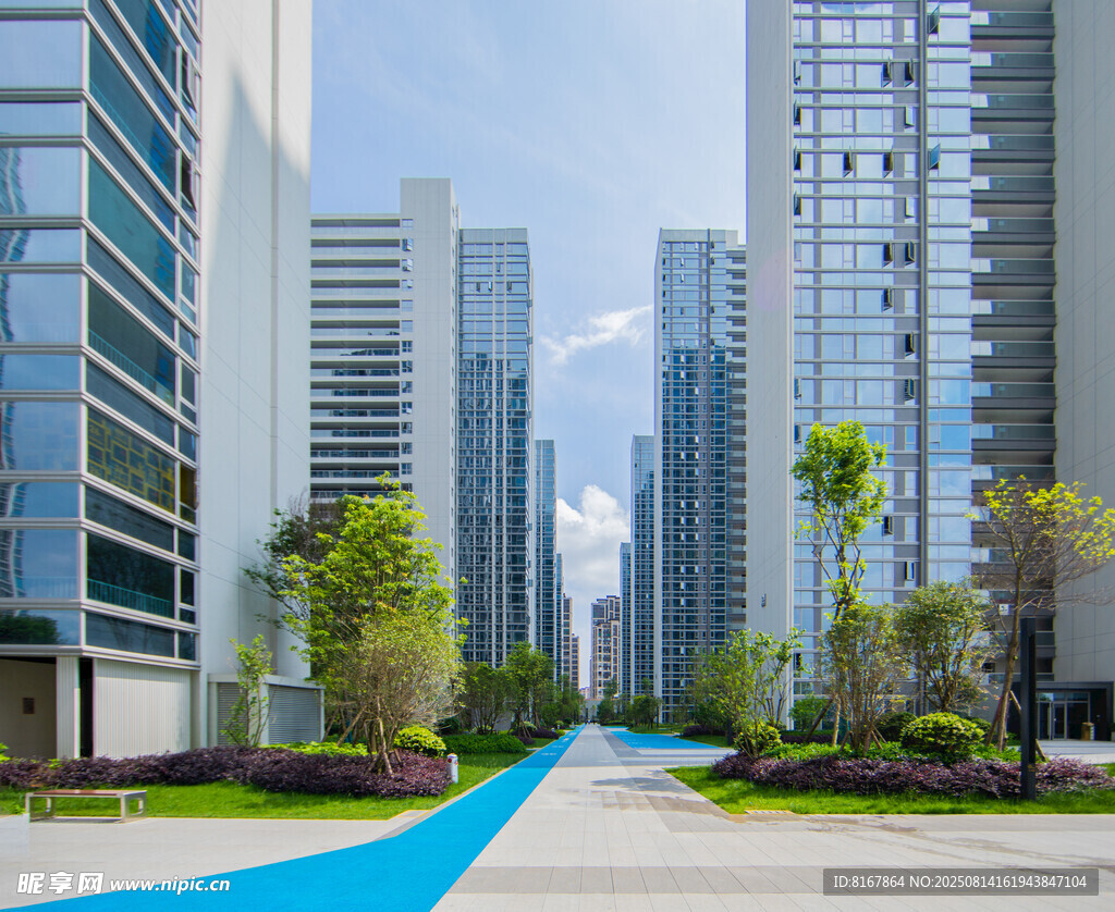城市藍(lán)道旁的高樓景觀