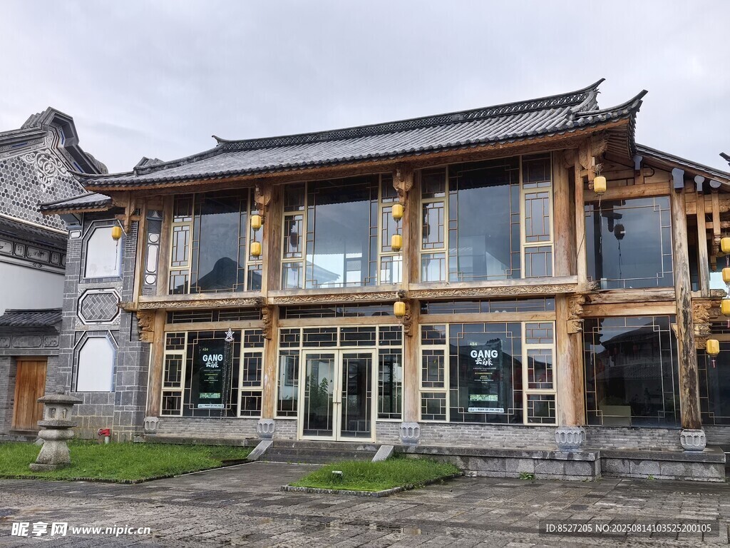 中式風(fēng)格精美兩層木質(zhì)建筑
