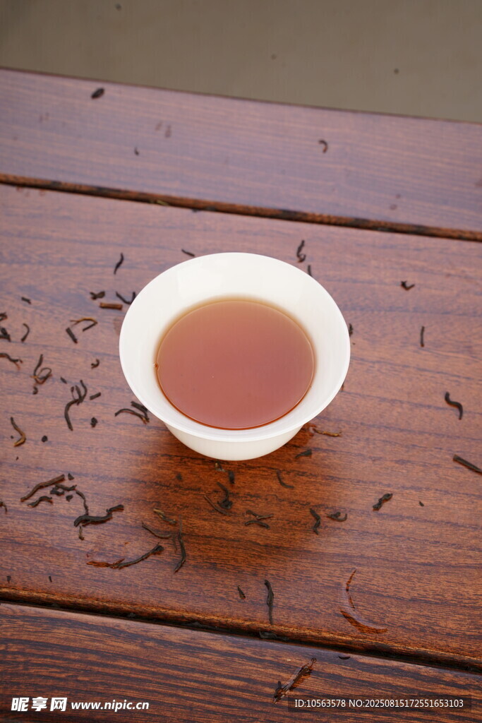 木桌上的一杯清茶大紅袍