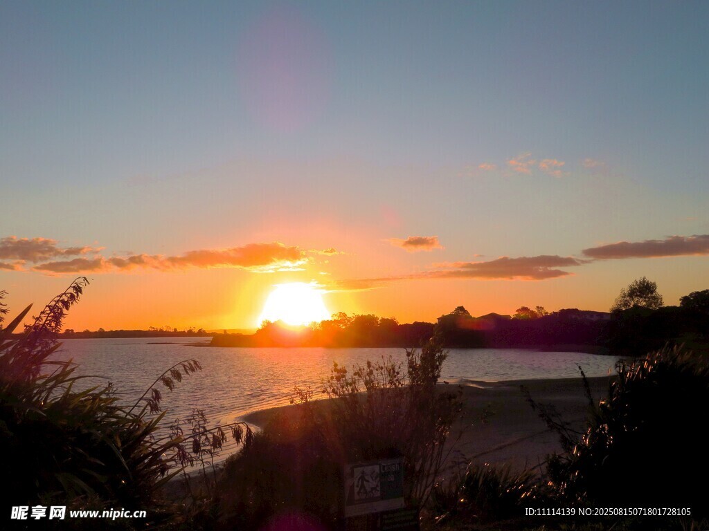 夕陽下的海濱美景