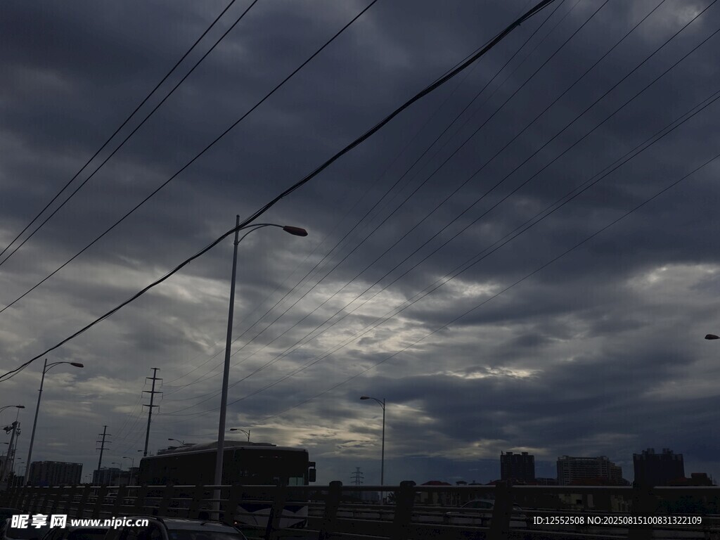 烏云密布下的城市景象