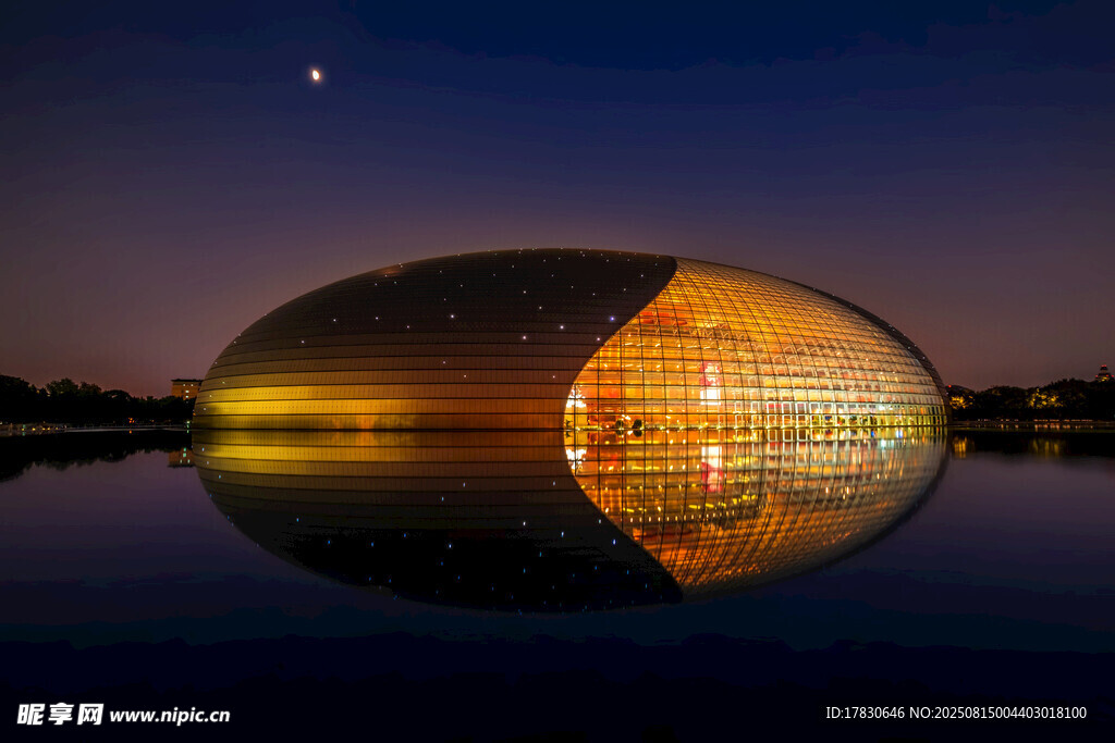 湖畔夜景中的璀璨建筑