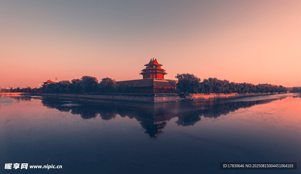 夕陽(yáng)下的古建筑倒影美景