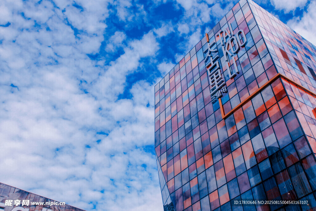 現(xiàn)代高樓與藍(lán)天白云景觀