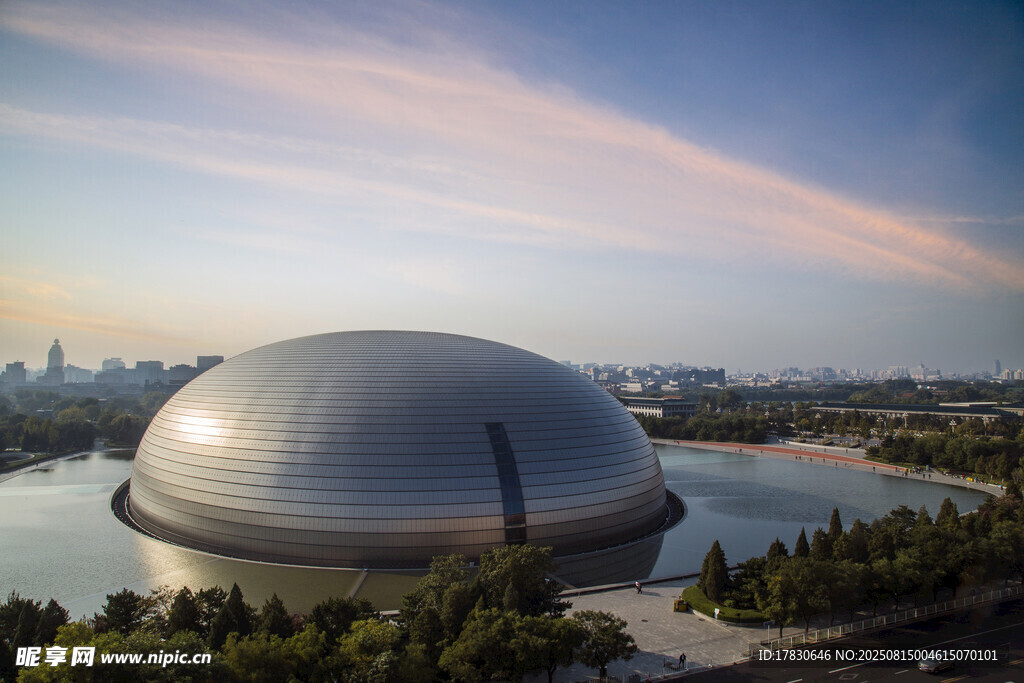 湖畔銀色圓頂建筑景觀