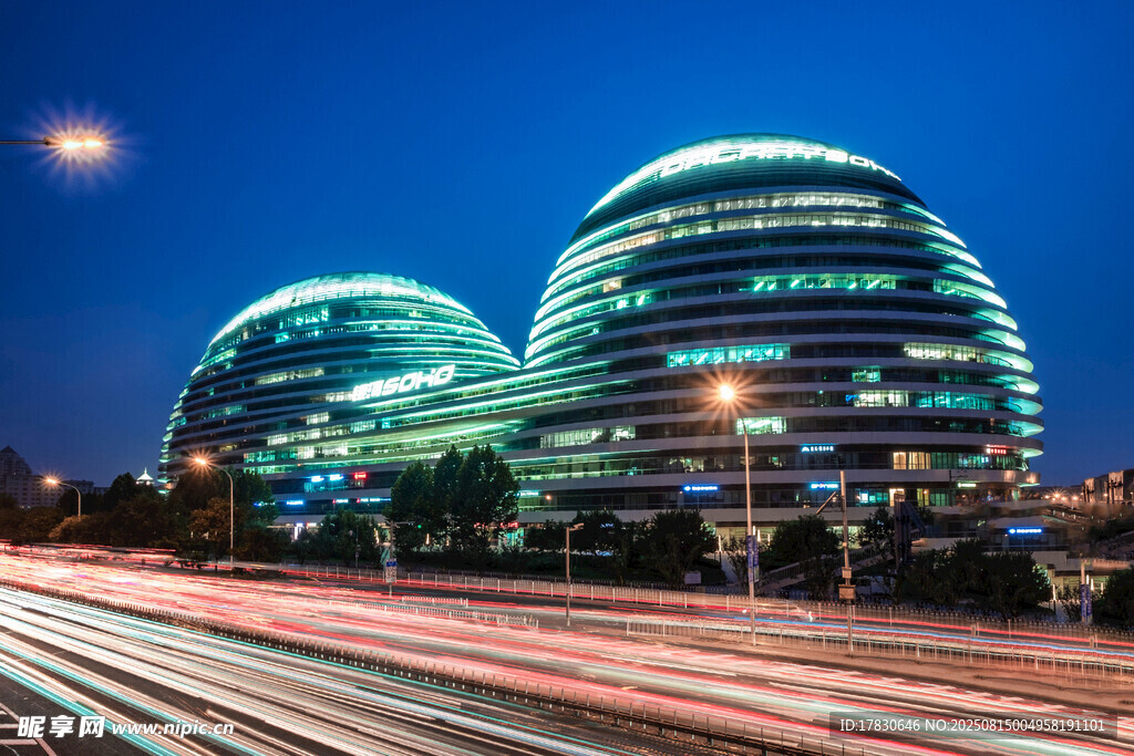夜幕下的璀璨雙子建筑