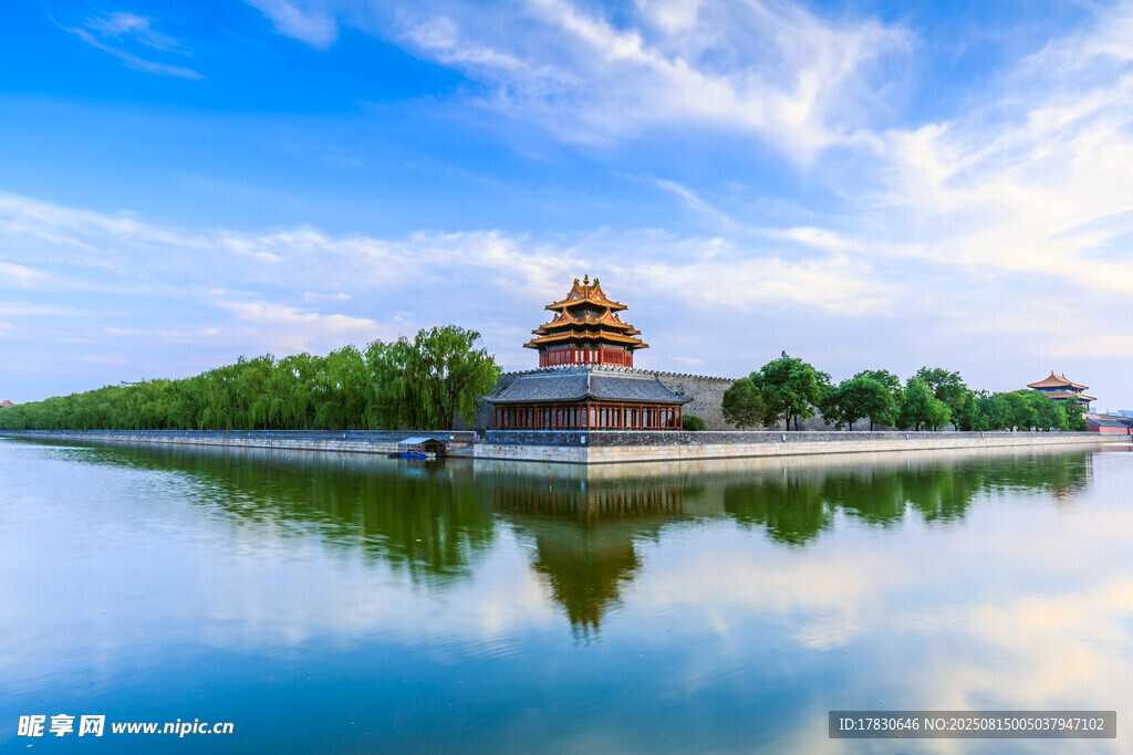 湖畔古建映藍(lán)天碧水