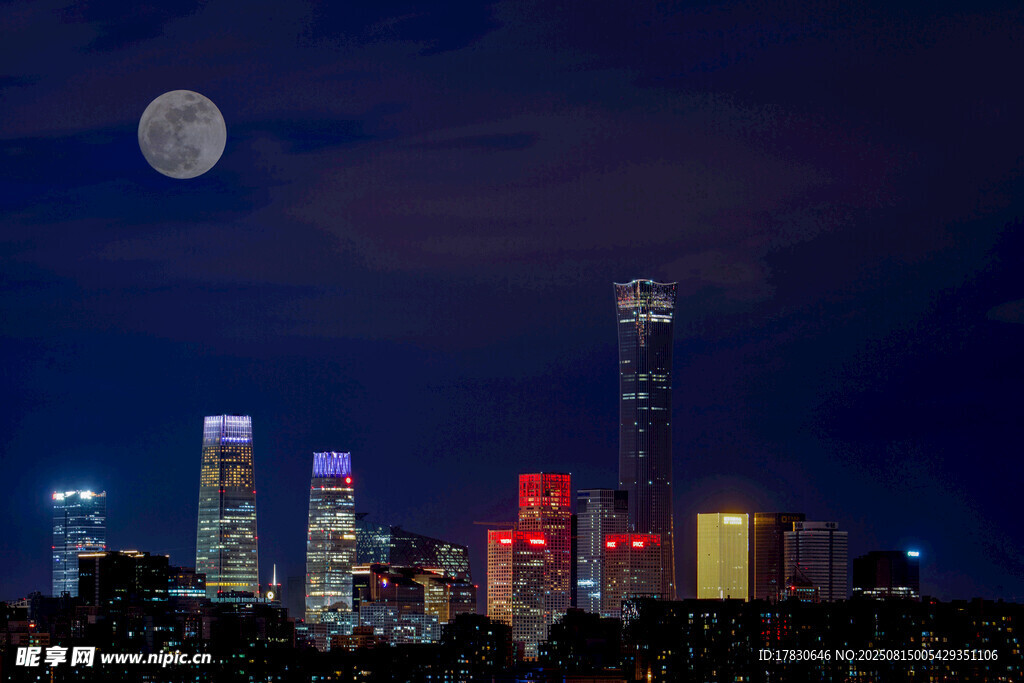 月夜下的璀璨城市天際線