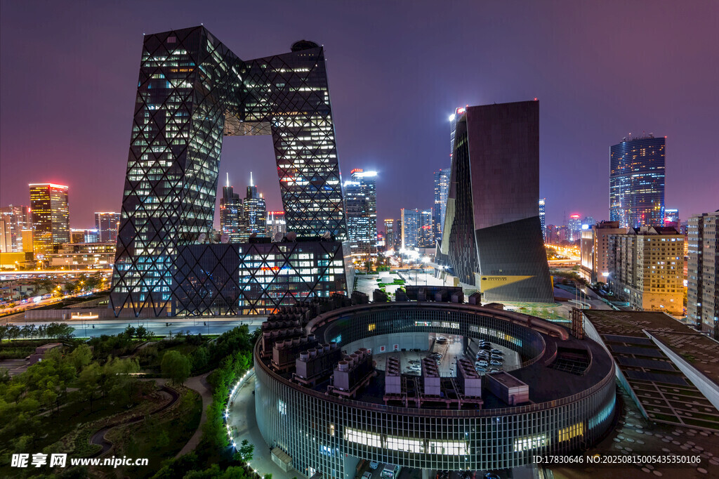 夜幕下的城市璀璨建筑群