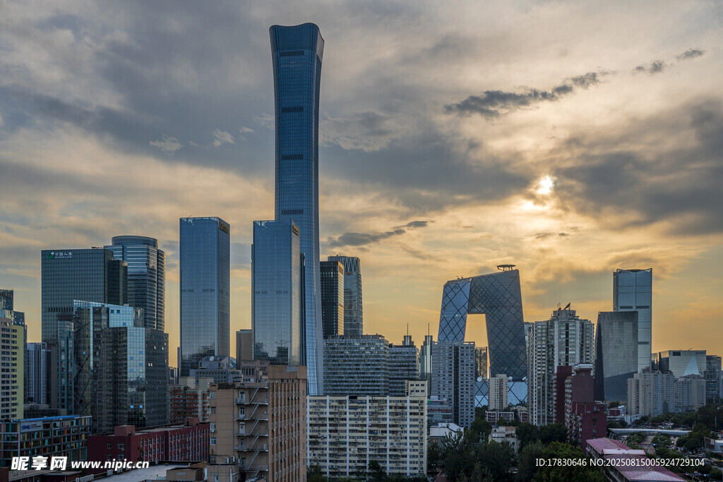 夕陽下的繁華都市天際線